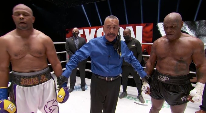 Возвращение легенд! Майк Тайсон и Рой Джонс провели выставочный бой