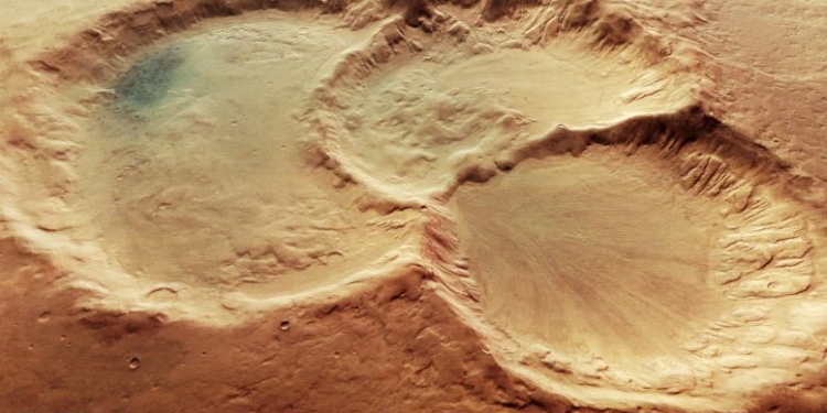 Межпланетная станция сделала снимок тройного кратера на Марсе (ФОТО)