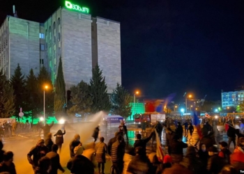 В Грузии против демонстрантов, требовавших перевыборов, применили водометы