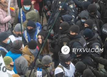 Под Радой на митинге SaveФОП протестующие подрались с полицией (ФОТО, ВИДЕО)