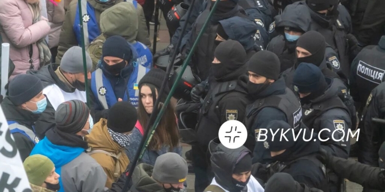 Под Радой на митинге SaveФОП протестующие подрались с полицией (ФОТО, ВИДЕО)
