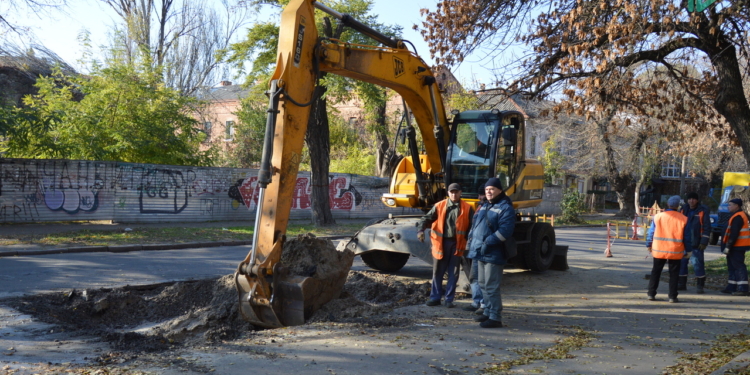 В Николаеве коммунальщики опять разрыли Спасскую на углу ул. Шнеерсона. Движение транспорта затруднено (ВИДЕО и ФОТО)