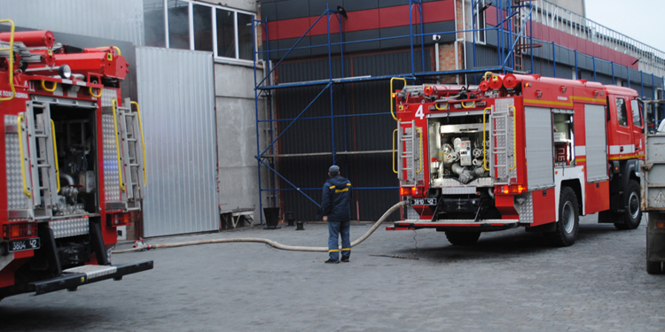 В Николаеве по неизвестной причине загорелся цех промышленного предприятия (ФОТО)