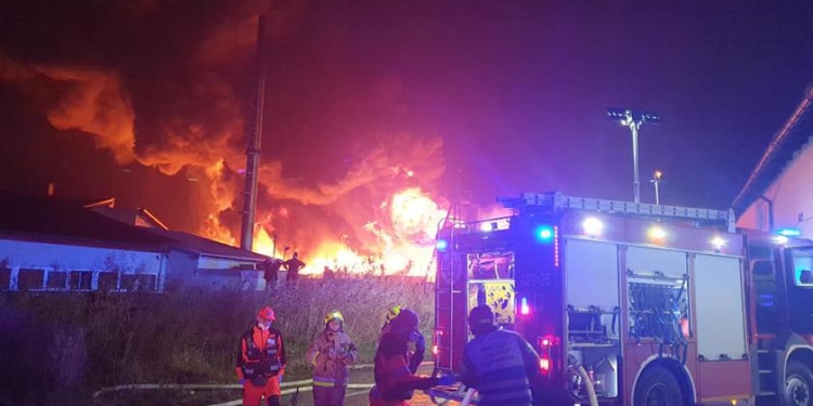 В Польше около 200 пожарных сутки тушат свалку шин (ФОТО)