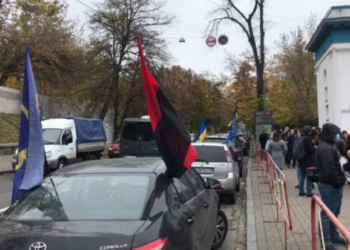 «Тупицкий — вали в Ростов». Активисты устроили автопробег к имению главы КСУ под Киевом