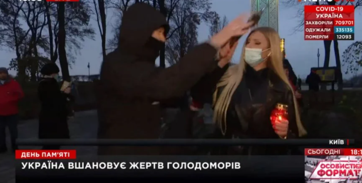 Неизвестный в прямом эфире вырвал у журналистки NEWSONE микрофон и разбил лампадку (ВИДЕО)