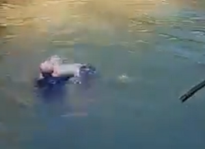 В Китае 61-летний британский консул спас тонущую девушку. Из десятка очевидцев в воду прыгнул только он (ВИДЕО) 1