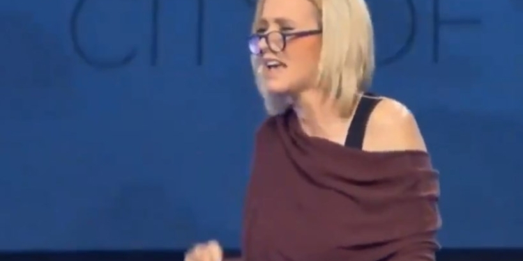 Духовная наставница Трампа составила странную молитву за победу на выборах. Она быстро стала мемом (ВИДЕО)