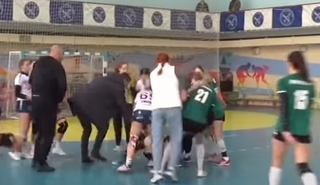 На матче женского чемпионата произошла массовая драка между николаевскими и херсонскими гандболистками (ВИДЕО)