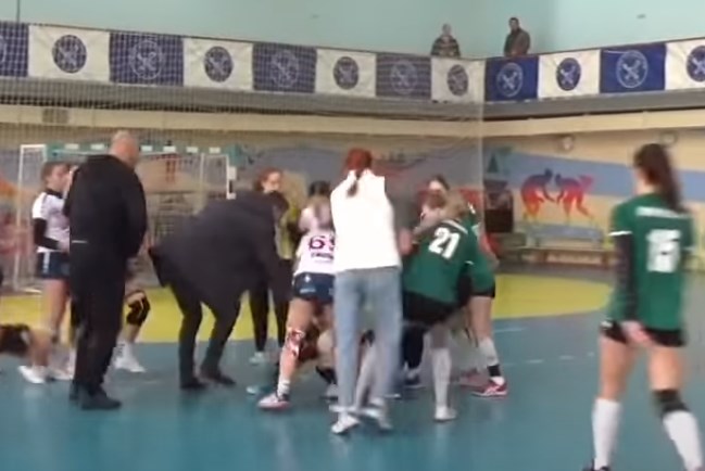 На матче женского чемпионата произошла массовая драка между николаевскими и херсонскими гандболистками (ВИДЕО) 1