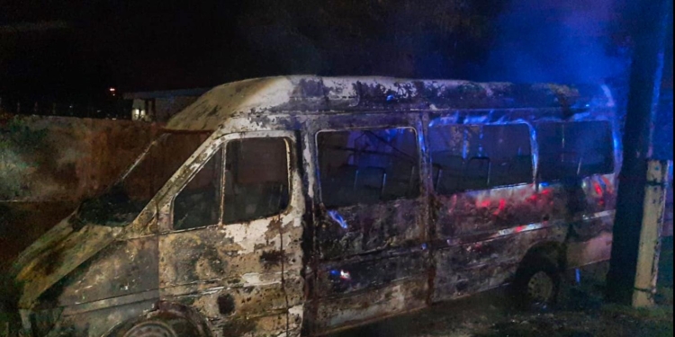 Полиция подозревает, что микроавтобус Mercedes-Benz в Корабельном районе подожгли, и ищет свидетелей (ФОТО)