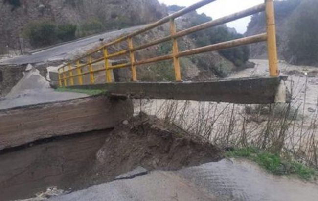 В Италии рухнул автомобильный мост из-за ливня 1
