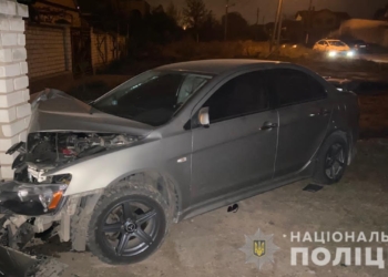 В Корабельном районе Mitsubishi врезался в припаркованную «Славуту», а затем в забор. Двое пассажирок получили травмы (ФОТО)