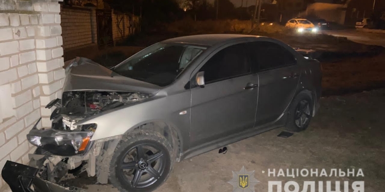 В Корабельном районе Mitsubishi врезался в припаркованную «Славуту», а затем в забор. Двое пассажирок получили травмы (ФОТО)