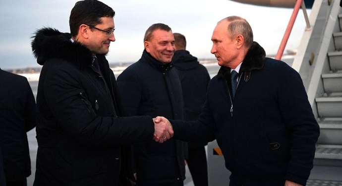 Песков выдал туманное объяснение, почему Путин вышел в люди без маски