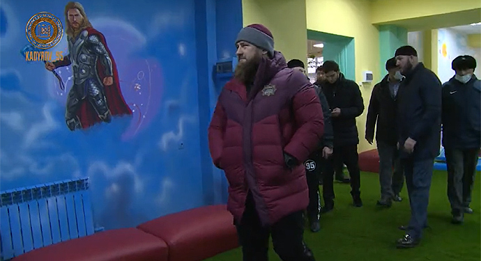 Кадыров приказал убрать из детского центра в Чечне изображения персонажей Marvel и разместить вместо них фото «настоящих героев»