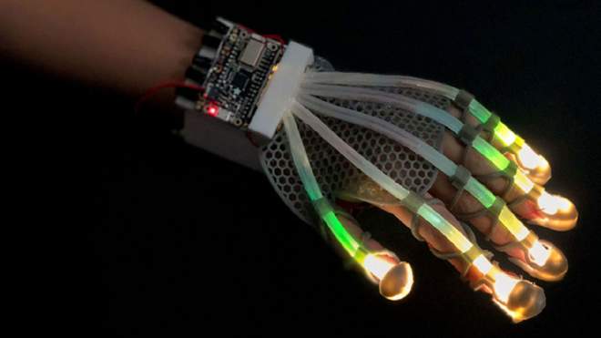 Инженеры создали перчатку, которая поможет трогать виртуальные предметы (ВИДЕО) 1
