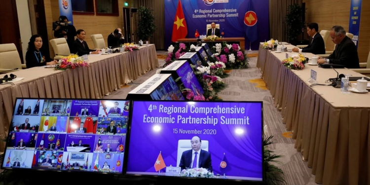 Китай и 14 стран Азии создали самую большую в мире зону свободной торговли