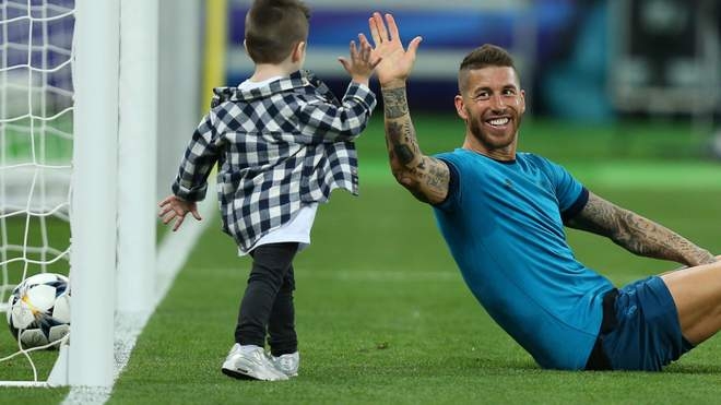 Украинцы требуют, чтобы футболист “Реала” Серхио Рамос изменил татуировку