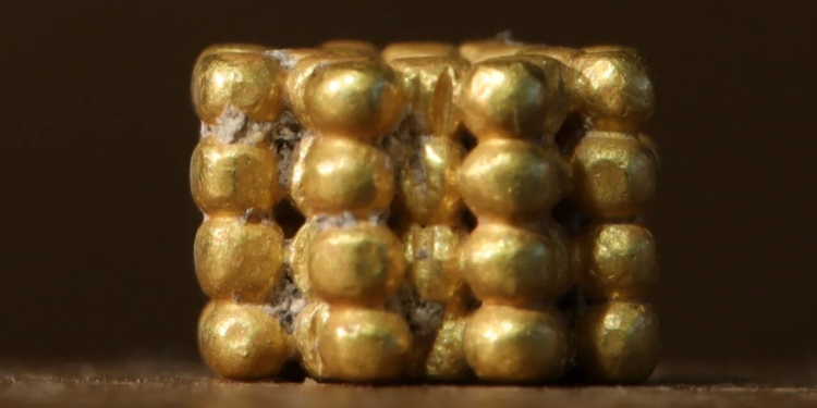 В Иерусалиме девятилетний мальчик нашел золотую бусину, которой 3000 лет (ФОТО)