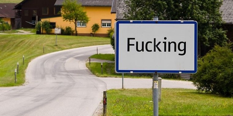 Австрийская деревня Fucking изменит свое название с 2021 года. Жители устали от шуток и краж вывесок поселка