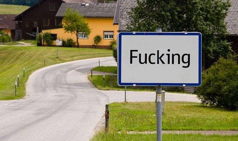 Австрийская деревня Fucking изменит свое название с 2021 года. Жители устали от шуток и краж вывесок поселка 1
