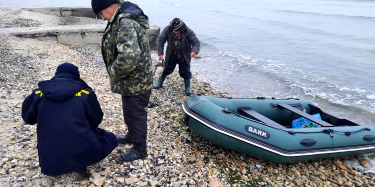 На Николаевщине спасатели с пограничниками помогли заблудившимся в тумане  рыбакам вернуться на берег (ФОТО)