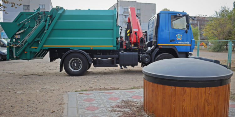 Спустя два года ожиданий: в Николаеве впервые вывезли мусор, собранный в заглубленные контейнеры (ФОТО)