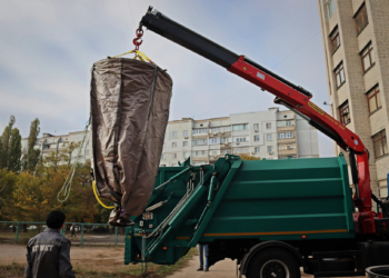 Спустя два года ожиданий: в Николаеве впервые вывезли мусор, собранный в заглубленные контейнеры (ФОТО)