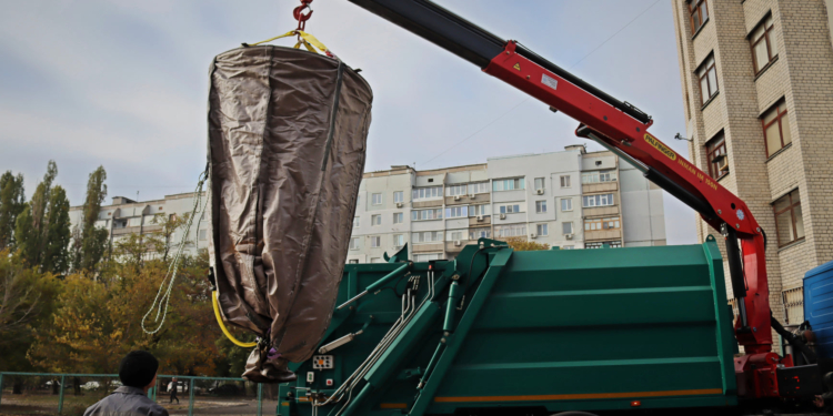 Спустя два года ожиданий: в Николаеве впервые вывезли мусор, собранный в заглубленные контейнеры (ФОТО)