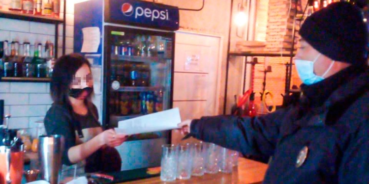 В Новом Буге полицейские проверили 90 магазинов и ТРЦ. Выяснилось, что не все соблюдали карантин выходного дня (ФОТО)