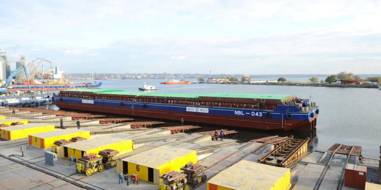 Завод “Нибулон” спустил на воду 90-метровую баржу, предназначенную для работы на Южном Буге (ФОТО)