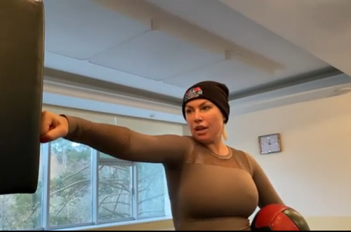 «Набрали в «Аэрофлот» по объявлению!» Российская экс-чемпионка мира по боксу устроила скандал в самолете из-за требования надеть маску (ВИДЕО)