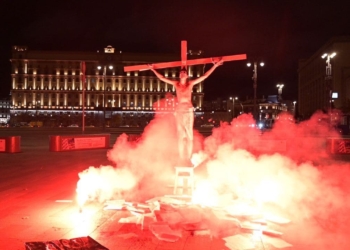 У здания ФСБ в Москве «распяли» и «подожгли» активиста в образе Иисуса Христа (ФОТО)