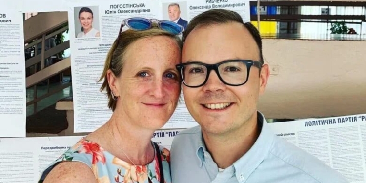 #no_make_up: женщины запустили флешмоб в поддержку жены кандидата в мэры Черкасс (ФОТО)