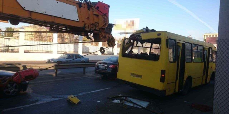 В Одессе автокран проткнул своей “стрелой” маршрутку  (ВИДЕО)