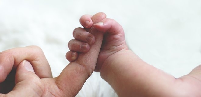 Женщина родила на улице – ее не пустили в больницу из-за COVID