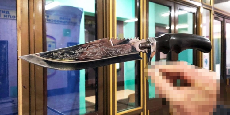 На территории школы в Корабельном районе задержали мужчину с ножом, который скрывался там от «преследования»