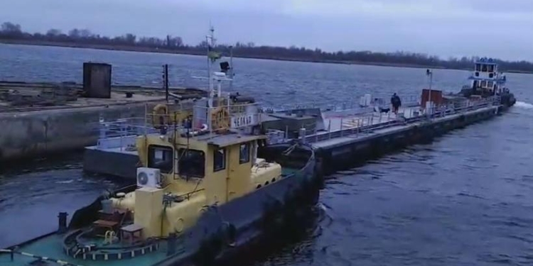 Из Херсона в Южный: к месту постоянной дислокации отправился плавучий причал для катеров ВМС Украины