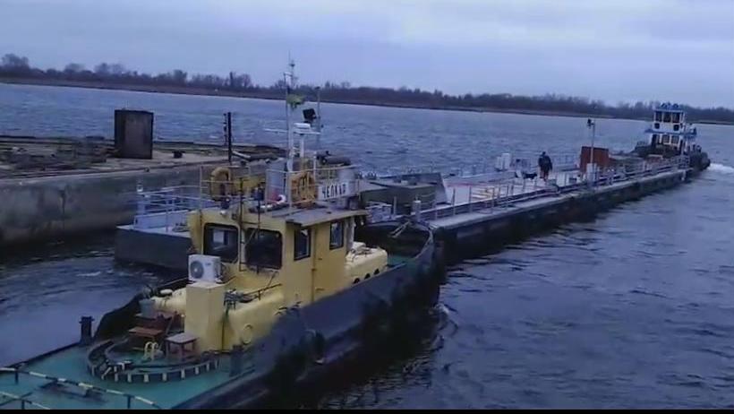 Из Херсона в Южный: к месту постоянной дислокации отправился плавучий причал для катеров ВМС Украины 1