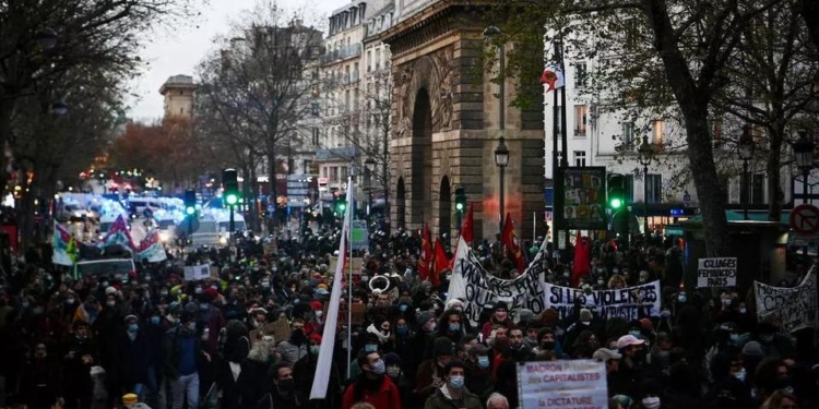 На протестах в Париже против закона о глобальной безопасности задержали свыше 100 человек