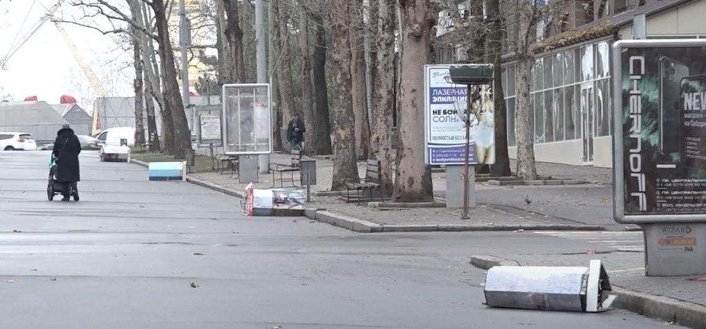 На главной пешеходной улице Николаева демонтировали 70 рекламных коробов (ФОТО) 1
