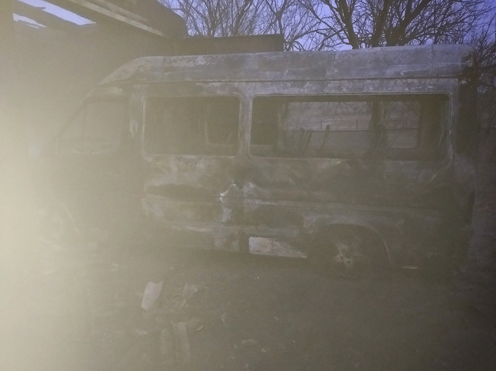 На Николаевщине сгорел микроавтобус и чуть не сгорел жилой дом (ФОТО) 1