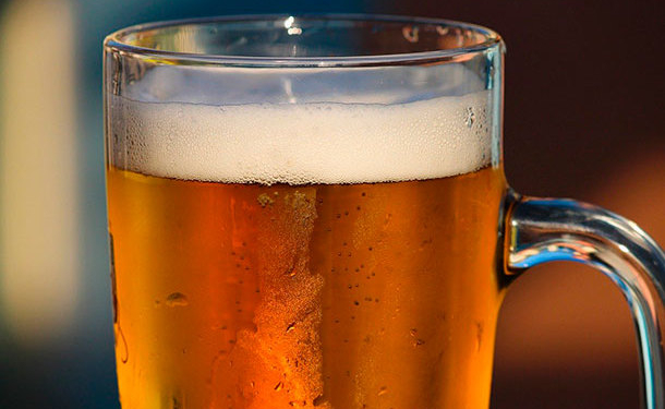 Оригинальный протест против карантина: в Праге из пивных кружек построят «дорогу надежды»