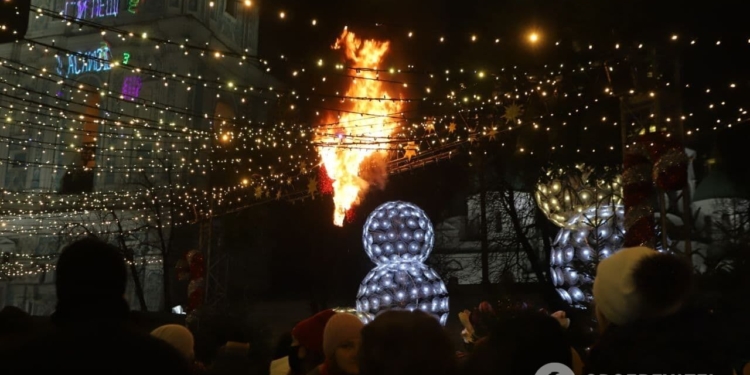 Тенденция настораживает: в Киеве во время открытия Главной елки страны загорелись декорации (ФОТО, ВИДЕО)