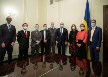 Шмыгаль обсудил закупку вакцины против COVID-19 с послами стран G7 и ЕС