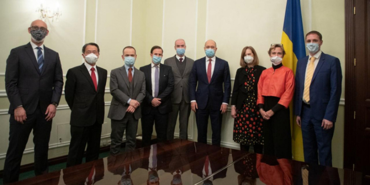 Шмыгаль обсудил закупку вакцины против COVID-19 с послами стран G7 и ЕС