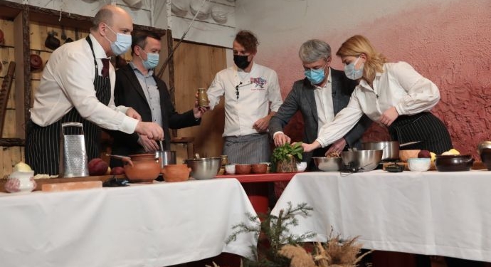 Министерский борщ-батл: победил борщ с вишнями (ВИДЕО)