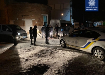 В Николаеве полицейские роты ТОР задержали покупателя и продавца конопли (ФОТО)