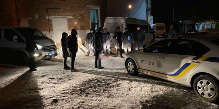 В Николаеве полицейские роты ТОР задержали покупателя и продавца конопли (ФОТО)